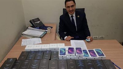 إحباط محاولة تهريب ٥٠ هاتفا حديثا بحوزة راكب بمطار القاهرة | صور