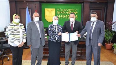 رئيس جامعة الإسكندرية يسلم عمداء 5 كليات عقود مشروعات طلابية