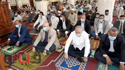 محافظ بني سويف يستمع لمطالب المواطنين عقب صلاة الجمعة بمركز ناصر