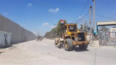 أول صور لآليات ومعدات ثقيلة تدخل غزة من معبر رفح لإزالة أنقاض العدوان