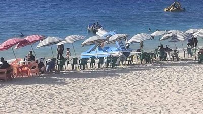 زحام على شواطئ مرسى مطروح هربا من الطقس الحار | فيديو وصور