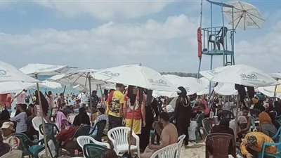 إقبال كثيف على شواطئ الإسكندرية هربا من حرارة الطقس