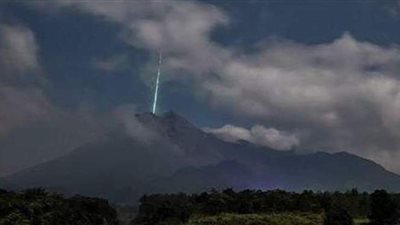 انبعاث ضوء أخضر غريب فوق بركان إندونيسي أثناء ثورانه