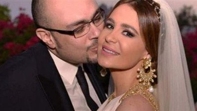 هاي دودي.. كارول سماحة تقبل زوجها | فيديو