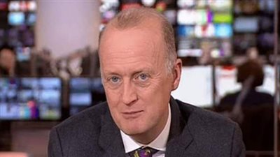 «بالشورت وجاكت البدلة».. موقف محرج لمذيع «بي. بي. سي» على الهواء | فيديو