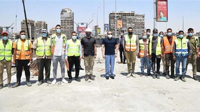 صورة تذكارية للسيسي والمسؤولين في بعض مواقع العمل