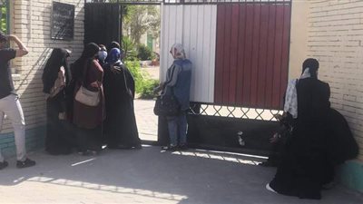 أولياء الأمور يفترشون الأرض أمام لجان الشهادة الإعدادية بمطروح | فيديو وصور