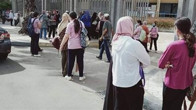 توافد طلاب الشهادة الإعدادية على لجان الامتحانات بالإسكندرية | صور