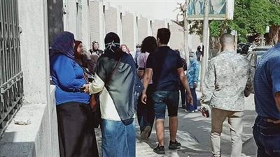 تجمع أولياء أمور طلاب الشهاة الاعدادية أمام لجان الامتحانات في الإسكندرية | صور