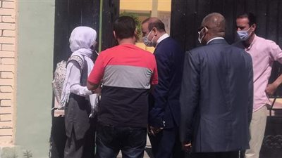 دخول طالبة تأخرت عن موعد الامتحان بـ ٣٥ دقيقة بمطروح.. ومدير التعليم: أنا أب وأشعر بهم