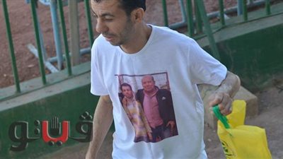 شاب محلاوي يسير في الشوارع بتيشرت يحمل صورة محمد فايز وإبراهيم يوسف | صور