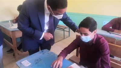 محافظ مطروح يتفقد لجان امتحانات الشهادة الإعدادية | فيديو وصور