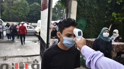 المشاهد الأولى من امتحانات الشهادة الإعدادية.. التزام بالإجراءات الاحترازية.. أولياء الأمور ينتظرون أبناءهم أمام لجان الإسكندرية.. والسماح لطالبة بالدخول متأخرة بمطروح