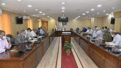 محافظ أسيوط يشدد على رفع تقرير لمشروعات الخطة الاستثمارية بالمراكز