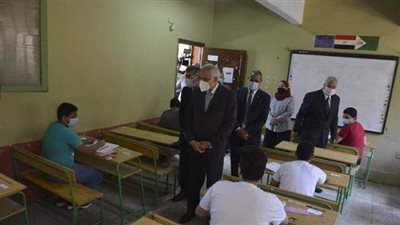 محافظ الجيزة يكلف رؤساء الأحياء بتكثيف النظافة بمحيط لجان الإعدادية | صور