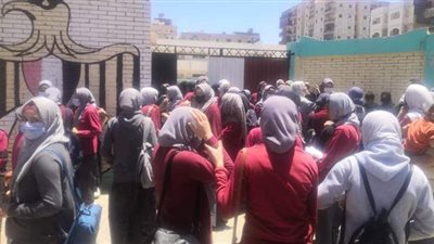 الحزن يسيطر على طالبات الإعدادية بعد امتحان اللغة العربية بمطروح | فيديو