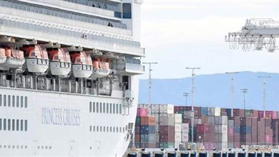 دعمًا للفلسطينيين.. متظاهرون يمنعون سفينة إسرائيلية من تفريغ حمولتها بكاليفورنيا