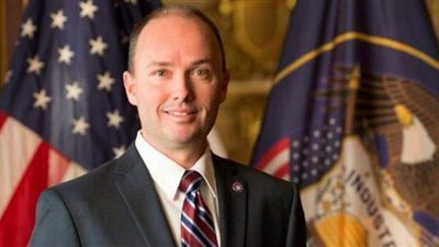 حاكم أمريكي يدعو المواطنين لصلاة الاستسقاء