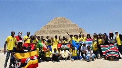 ضمن فعاليات اليوم الرابع.. وفود منحة ناصر الدولية يزورون الأهرامات