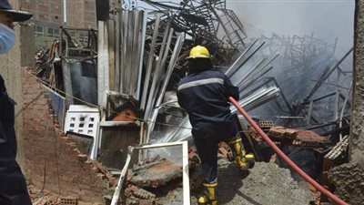 إخماد حريق سيارة بالقرب من مديرية أمن قنا