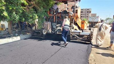 رئيس مدينة إسنا يتفقد أعمال الرصف بطرق القرى والنجوع