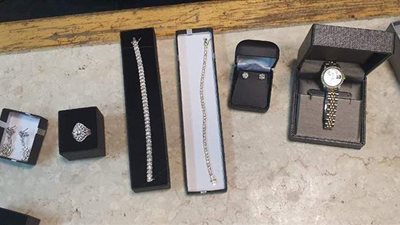 ضبط يمني حاول تهريب مشغولات ذهبية مرصعة بالألماس في مطار القاهرة