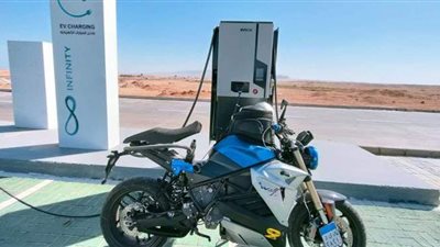 بدراجة كهربائية.. «علي عبده» ينطلق في رحلة لمسافة «ألف كيلو» خلال يوم واحد