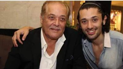 كريم محمود عبد العزيز يحيي ذكري ميلاد والده بكلمات مؤثرة