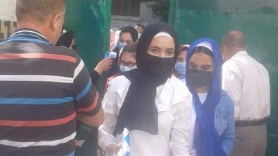 طلاب الإعدادية والمراقبون بالدقهلية يلتزمون بالكمامة وكاشف الحرارة| صور