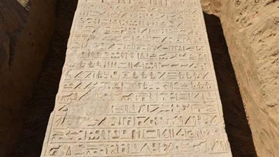 الآثار تعلن العثور على لوحة أثرية وتنقلها لمتحف الإسماعيلية