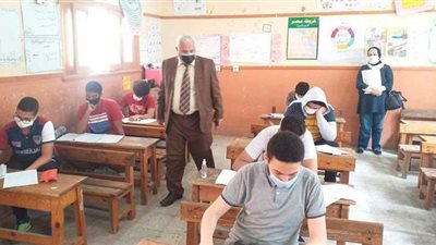 مدير تعليم الإسكندرية يتفقد لجان الإعدادية | صور