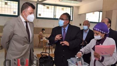 رئيس جامعة عين شمس ونائبه يشهدان انطلاق امتحانات كلية الحقوق