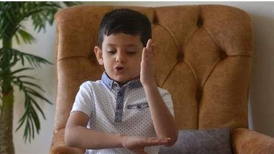 للتواصل مع جده وجدته.. حكاية أصغر معلم للغة الإشارة