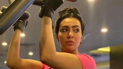 ميرهان حسين تستعرض رشاقتها داخل الجيم