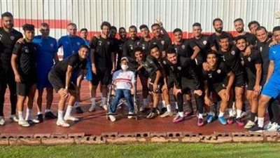 لاعبو الزمالك يحققون أمنية أحد أصحاب الهمم خلال المران