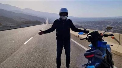 «الرحالة علي عبده» يقطع 1000 كيلو متر بموتوسيكل كهرباء في يوم