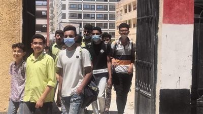 فرحة بين طلاب الإعدادية بمطروح لسهولة امتحان الهندسة | فيديو وصور