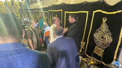 منير مكرم فقط.. غياب الفنانين عن عزاء والد أحمد منير | صور