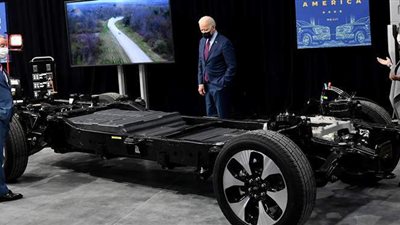بايدن يستثمر في السيارة الكهربائية.. تفاصيل تدوير البطاريات لتخفيف التكلفة