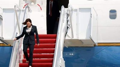 عطل فني يضرب طائرة نائبة الرئيس الأمريكي قبل أول زيارة خارجية لها
