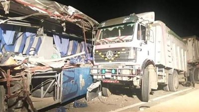 مصرع 5 أشخاص وإصابة 25 آخرين في تصادم أتوبيس بسيارة نقل ثقيل بالوادي الجديد