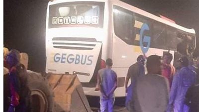 لحظة نقل مصابي ووفيات حادث تصادم أتوبيس بسيارة نقل لمستشفى الداخلة | فيديو