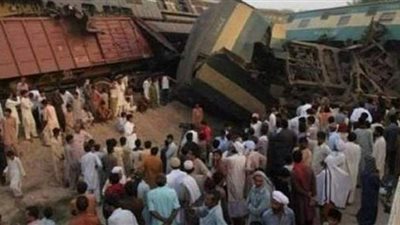 مصرع وإصابة 80 شخصا في تصادم مروع بين قطارين بباكستان | فيديو