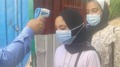 طلاب الشهادة الإعدادية بالدقهلية يخضعون للإجراءات الاحترازية على أبواب اللجان | صور