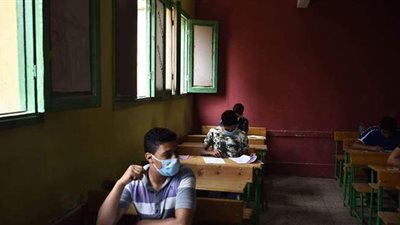 مشاهد من امتحانات الشهادة الإعدادية.. تداول الدراسات في القليوبية.. بني سويف تودع الاختبارات بالجبر وأسيوط بالعلوم