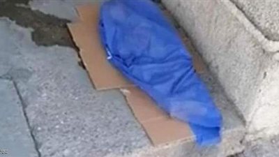 سر إلقاء جثة طفل على الأرض داخل مستشفى في العراق