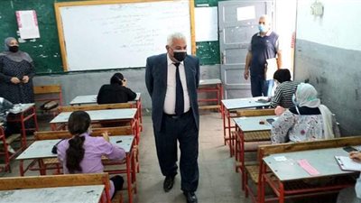 مدير تعليم الإسكندرية يتفقد لجان الإعدادية وعملي الدبلومات الفنية | صور