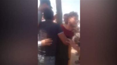 أهالي قرية بالجيزة يربطون لصًا حاول سرقة توك توك في شجرة | فيديو