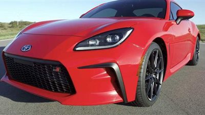 تويوتا تجري مراجعة كاملة لمميزات سيارتها GR 86 2022 الرياضية | فيديو