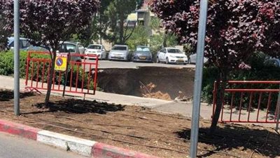 لحظة انهيار أرض بساحة سيارات مدخل مستشفى في القدس المحتلة | فيديو